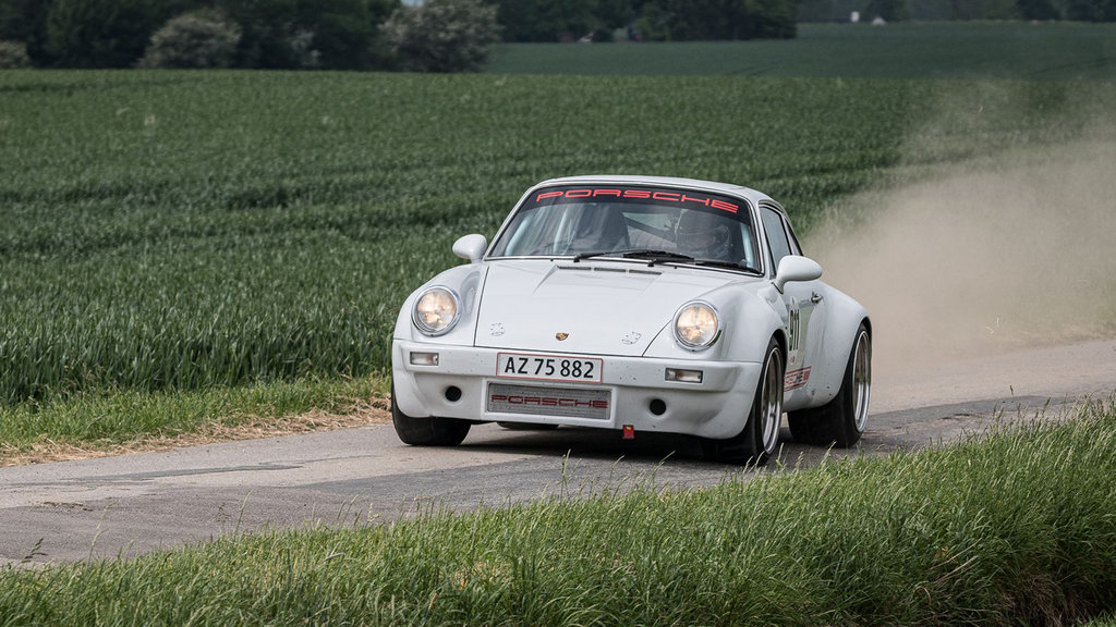Johnny Andersen, der i sin Porsche 911 SC ligger på 2. pladsen i klasse 10B, er her fanget i en nedbremsning i et løb på Sjælland i 2025, hvor han blev Danmarksmester i klassen, og vandt det generelle Danmarksmesterskab for biler der deltager i vægt/effekt klasserne
(Foto: Peterej Photo)